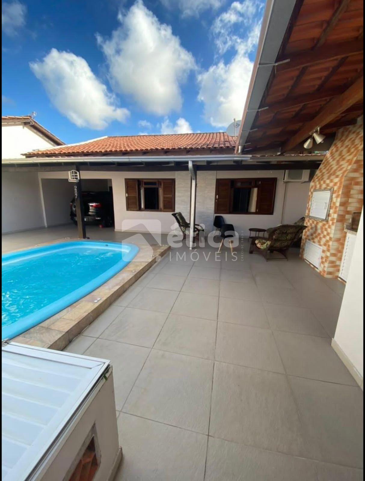 Excelente casa averbada com amplo espaço externo e piscina á venda